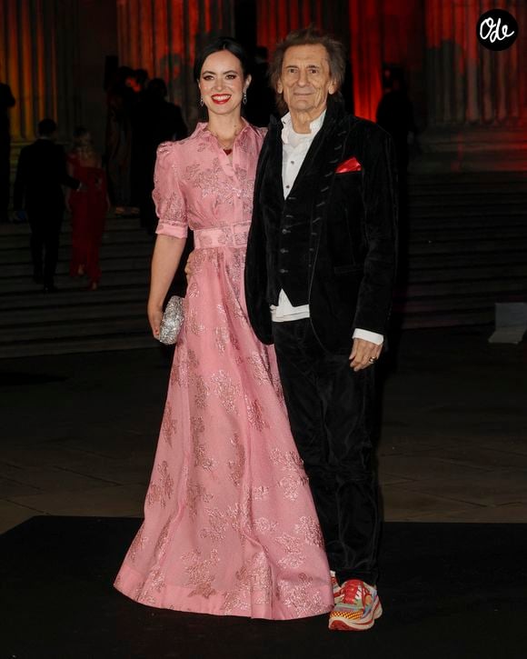 Ce gala de charité, surnommé "le Met Gala londonien", a réuni de nombreuses stars, dont Wyclef Jean, Ronnie Wood et Bianca Jagger.

Sally Humphries, Ronnie Wood - The British Museum Ball à Londres le samedi 17 octobre 2026. 

Photo : Backgrid UK/ Bestimage