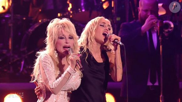 Dolly Parton et Miley Cyrus lors du spectacle du Nouvel An à Los Angeles, Californie, Etats-Unis, le 1er janvier 2023. (Backgrid UK/ Bestimage).