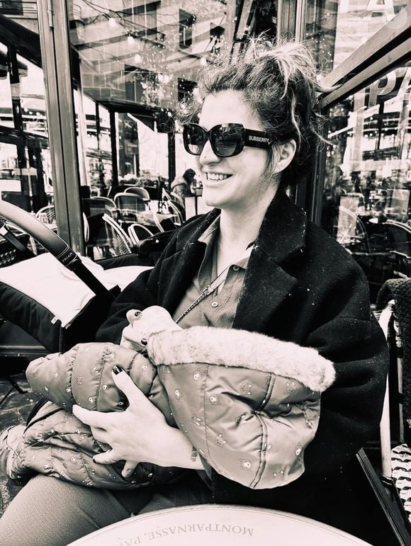 En terrasse d'un café, l'ancien secrétaire d'Etat profite d'un moment apaisant. 

Marlène Schiappa a donné naissance à son troisième enfant, un petit garçon. Instagram