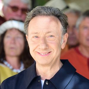 Stéphane Bern en tournage de la finale du concours de l'émission "Le Village préféré des Français" à Saint Antoine l'Abbaye, en Isère, France, le 12 juin 2026. 

Photo de Romain Doucelin/Bestimage