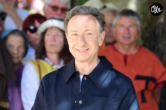 Stéphane Bern en tournage de la finale du concours de l'émission "Le Village préféré des Français" à Saint Antoine l'Abbaye, en Isère, France, le 12 juin 2026. 

Photo de Romain Doucelin/Bestimage