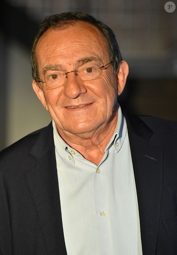 Jean-Pierre Pernaut - Jean-Pierre Pernaut et sa femme Nathalie Marquay lors de l'enregistrement de l'émission "Animaux Stars" le 23 novembre 2021, qui sera diffusée le 5 février 2022 sur la chaine Animaux. L'ancien présentateur du journal de 13h vient de révéler d'être atteint d'un cancer du poumon © Veeren/Bestimage