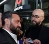 Cyril Hanouna se fait remettre son bagde de collaborateur du Groupe M6 par un des responsables de la sécurité - Les chroniqueurs et les invités quittent la dernière émission "Touche pas à mon poste" (TPMP) en bus pour se rendre devant le siège du groupe M6 à Neuilly-sur-Seine le 27 février 2025. © Jack Tribeca/Bestimage