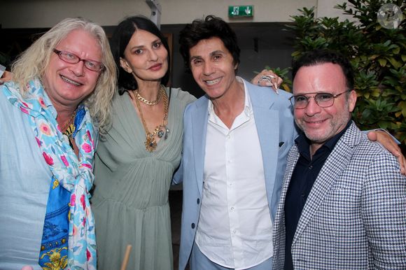 Le chanteur de 72 ans est apparu en costume bleu ciel et baskets, aux côtés de sa nouvelle épouse en robe courte crème et chapeau élégant. 

Exclusif - Pierre-Jean Chalençon, Sylvie Ortega Munos, Jean-Luc Lahaye, Fabien Chalard (Patron de L'etablissement) - Vin d'honneur du mariage de Jean-Luc Lahaye et Paola au restaurant festif et bar à cocktails "Frivole, 8 rue Jean Goujon à Paris le 2 juillet 2025. 
Le chanteur de 72 ans a passé la bague au doigt de sa jeune amoureuse Paola Aubin (32 ans) qu'il fréquente officiellement depuis 2018 à la mairie du 18ème arrondissement de Paris . © Philippe Baldini/ Bestimage