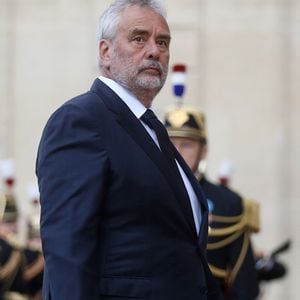 Le cinéaste français Luc Besson - Arrivée des invités au dîner d'Etat en l'honneur du président chinois Xi Jinping et de sa femme la Première Dame Peng Liyuan au palais présidentiel de l'Elysée à Paris, France, le 6 mai 2024. @Stephane Lemouton / Bestimage