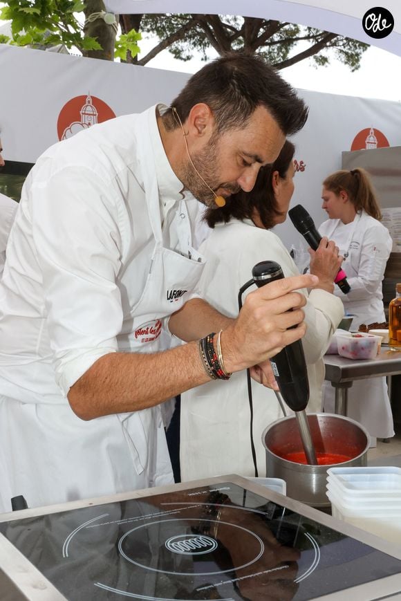Les Chefs à Saint-Tropez fêtent les producteurs 2025 - Inauguration de la 5e édition, les Chefs et les producteurs se retrouvent sur la place des Lices à Saint-Tropez, le 3 mai 2025. Le chef Cyril Lignac fait une démonstration de Pâtisserie. ©Jean-Marc Lhomer / Bestimage.