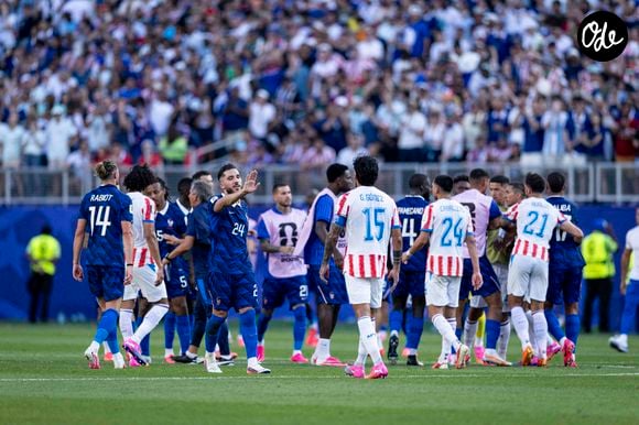 Les joueurs de l'équipe de France célèbrent leur qualification après le coup de sifflet final du match des huitièmes de finale de la Coupe du Monde de la FIFA 2026 entre la France et le Paraguay au Philadelphia Stadium (Lincoln Financial Field), à Philadelphie, Pennsylvanie, États-Unis, le 4 juillet 2026. © Elyxandro Cegarra/Psnewz/Bestimage