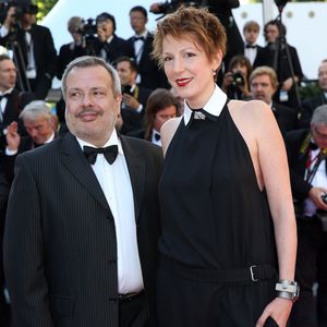 Natacha Polony (habillée en Karl Lagerfeld) et son mari Perico Légasse - Montée des marches du film "Pour une poignée de dollars" pour la cérémonie de clôture du 67e Festival du film de Cannes – Cannes le 24 mai 2014
Crédit : JACOVIDES-BORDE-MOREAU / BESTIMAGE