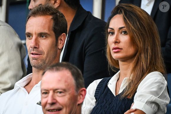 Richard Gasquet avec sa compagne Clementine - Célébrités dans les tribunes lors du match de football du PSG face à Montpellier au Parc des Princes à Paris le 24 August 2024. © Matthieu Mirville/Bestimage