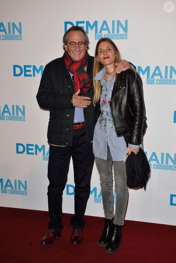 Il a alors pu compter sur l'amour de ses trois enfants.
Philippe Lavil, Lola Lavil assistant à l'avant-première parisienne de "Demain Tout Commence" au cinéma Le Grand Rex à Paris, France, le 28 novembre 2016. Photo Alban Wyters/ABACAPRESS.COM