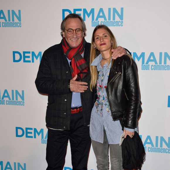 Il a alors pu compter sur l'amour de ses trois enfants.
Philippe Lavil, Lola Lavil assistant à l'avant-première parisienne de "Demain Tout Commence" au cinéma Le Grand Rex à Paris, France, le 28 novembre 2016. Photo Alban Wyters/ABACAPRESS.COM