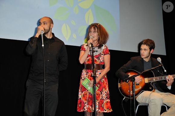 Clementine Celarie et ses fils Abraham et Balthazar chantent a l'occasion du Festival Atmosphere a Courbevoie le 2 Avril 2013.