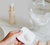 Rincer trop rapidement son nettoyant empêche les actifs purifiants d'agir en profondeur.