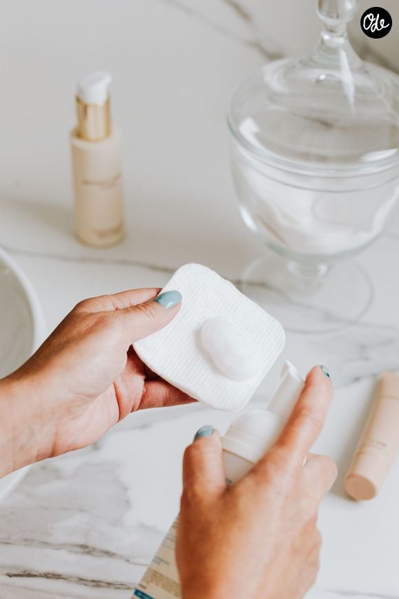 Rincer trop rapidement son nettoyant empêche les actifs purifiants d'agir en profondeur.