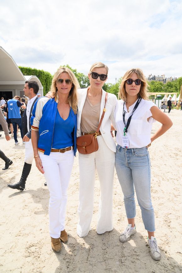 Elle a eu besoin d'être dans le présent, loin des souvenirs de la capitale

Sarah Poniatowski, Mélita Toscan du Plantier et Yasmine Lavoine assistent au Jumping Eiffel de Paris 2022 le 26 juin 2022 à Paris, France. Photo par Laurent Zabulon/ABACAPRESS.COM