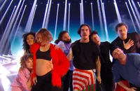Fauve Hautot avec son compagnon Romain Guillermic et leur troupe "Same but different" dans "Danse avec les stars" sur TF1.