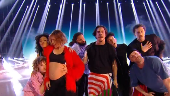 Fauve Hautot avec son compagnon Romain Guillermic et leur troupe "Same but different" dans "Danse avec les stars" sur TF1.