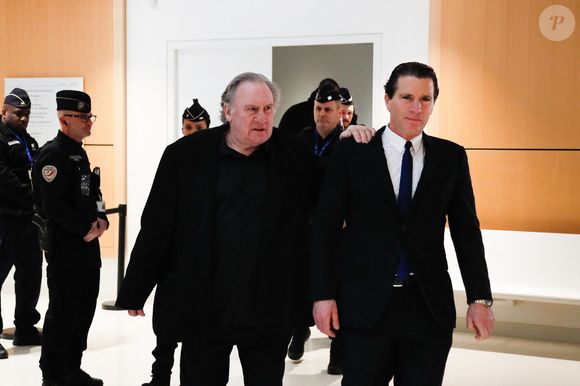 Gérard Depardieu et son avocat Jérémie Assous - Arrivées au procès de G.Depardieu accusé d'avoir agressé sexuellement deux femmes en 2021 lors du tournage du film "Les volets verts" de Jean Becker.
Paris, le 25 mars 2025.

© Clovis / Perusseau / Bestimage