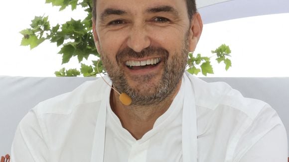Cyril Lignac publie des photos rares de sa compagne Déborah et de leur fils Léo