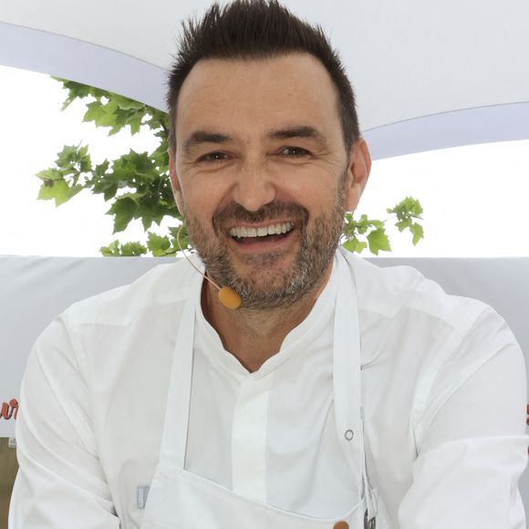 Cyril Lignac a partagé des photos rares de sa famille. 
La nouvelle équipe du "Le Meilleur Pâtissier" - Les Chefs à Saint-Tropez fêtent les producteurs - Inauguration des Chefs et les producteurs se retrouvent sur la place des Lices à Saint-Tropez. Le chef Cyril Lignac. ©Jean-Marc Lhomer / Bestimage.