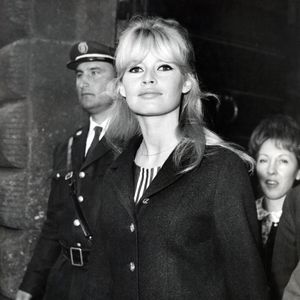 1er avril 1963 - Rome, Italie - BRIGITTE BARDOT, l'archétype du sex kitten, a été la première star étrangère à atteindre un niveau de succès international comparable à celui des talents américains les plus populaires. La popularité de Bardot auprès du public américain était sans précédent pour une actrice non anglophone.  (Crédit photo : © Keystone Press Agency/ZUMA Press Wire)