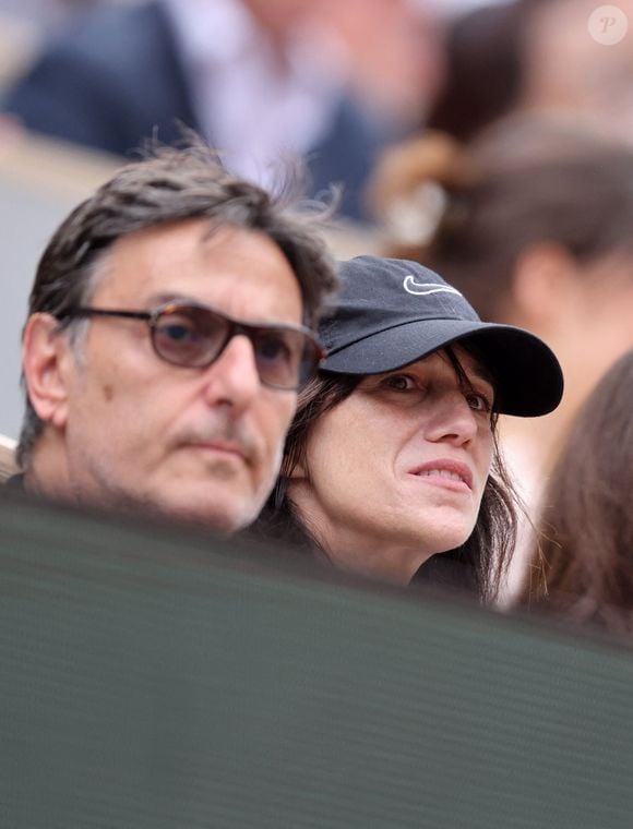 Mais l'actrice a fait savoir que tout n'était pas rose comme dans n'importe quel couple
Charlotte Gainsbourg, son compagnon Yvan Attal dans les tribunes lors des Internationaux de France de Tennis de Roland Garros 2022. Paris, le 5 juin 2022. © Dominique Jacovides/Bestimage