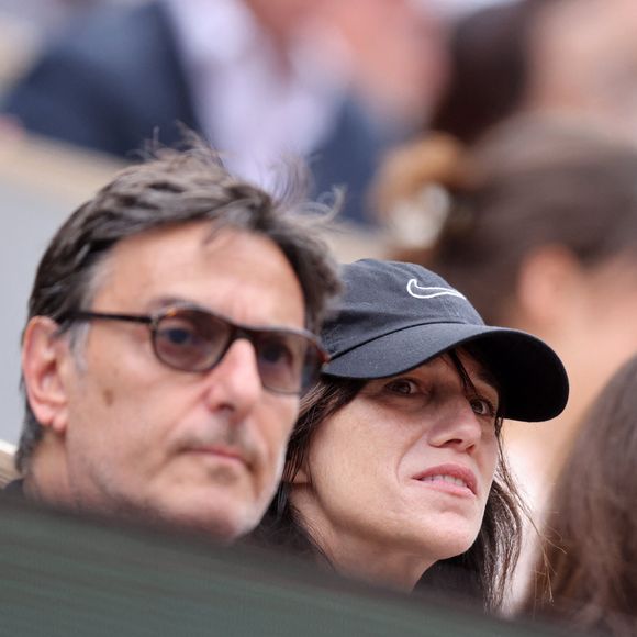 Mais l'actrice a fait savoir que tout n'était pas rose comme dans n'importe quel couple
Charlotte Gainsbourg, son compagnon Yvan Attal dans les tribunes lors des Internationaux de France de Tennis de Roland Garros 2022. Paris, le 5 juin 2022. © Dominique Jacovides/Bestimage