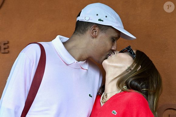 Stromae et sa femme Coralie sont vus dans les gradins de Roland Garros le 08 juin 2025 à Paris, France. ©ABACAPRESS.COM
