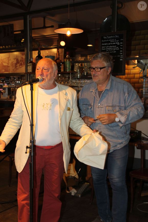 C'est son fils Nicolas qui a annoncé la bien triste nouvelle et en a profité pour indiquer où les obsèques auront lieu. 

 Exclusif - Frankie Jordan, Serge Malik - 11ème édition du Festival Jazz Musette aux puces de Saint-Ouen le 9 juin 2015.