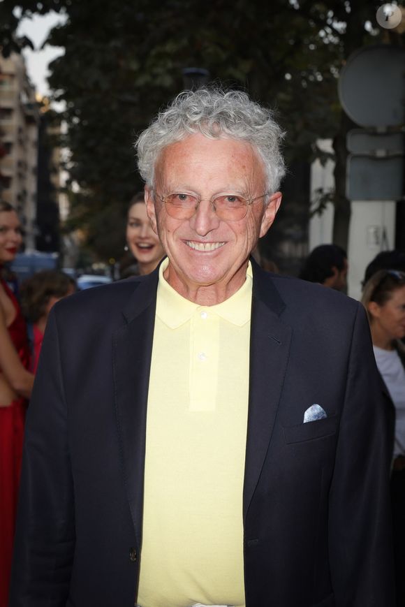 Il faut dire qu'après plus de 30 ans chez France Télévisions, en tant qu'animateur puis commentateur pour des sports comme le patinage artistique, la natation, l'athlétisme ou encore le tennis, l'homme de 71 ans avait finalement pris sa retraite en 2024

Nelson Monfort arrivant au "Concerto pour la Paix" organisé par Omar Harfouch au Théâtre des Champs Élysées à Paris, France, le 18 Septembre 2024. 

© Perusseau / Tribeca / Bestimage