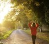 Les études montrent que les bénéfices augmentent avec le nombre de pas, mais tendent à se stabiliser selon l'âge.

Photo prise par Emma Simpson / Unsplash