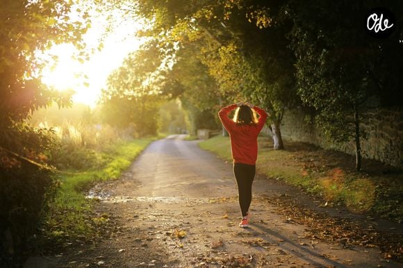 Les études montrent que les bénéfices augmentent avec le nombre de pas, mais tendent à se stabiliser selon l'âge.

Photo prise par Emma Simpson / Unsplash