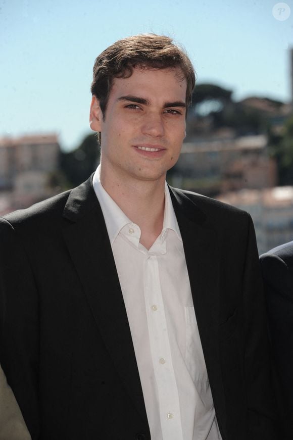 Aujourd'hui âgé de 36 ans, Valentin s'est construit loin des projecteurs, il vit de sa passion pour les jeux vidéo dans le sud de la France...

Valentin Montand pose pour le photocall de 'Le Sauvage' lors du 64ème Festival de Cannes à Cannes, France, le 16 mai 2011. Photo Giancarlo Gorassini/Abaca