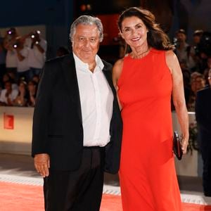 Christian Clavier et Isabelle de Araujo foulent le tapis rouge du "Filming Italy Award" lors de la 82e édition du Festival international du film de Venise, le 31 août 2025 à Venise, en Italie. Photo de Marco Piovanotto/Abaca