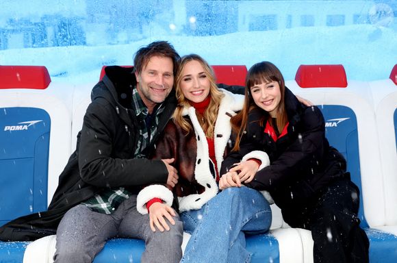 Thomas Jouannet et ses filles Chloé Jouannet, Mado Jouannet - Photocall du court-métrage "Allez ma fille", réalisé par C.Jouannet, lors du 27ème Festival International du Film de Comédie de l'Alpe d'Huez, le 18 janvier 2024.
© Dominique Jacovides / Bestimage
