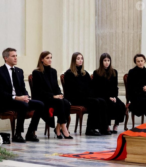 Marina Ricolfi-Doria, son fils, le prince Emmanuel-Philibert de Savoie, sa femme la princesse Clotilde Courau et leurs filles les princesses Vittoria et Luisa - Veillée funèbre du prince Victor-Emmanuel de Savoie, en l'Eglise de Sant'Uberto à Turin, en présence de sa veuve Marina Ricolfi-Doria, de son fils, le prince E-P. de Savoie avec sa femme la princesse Clotilde Courau et leurs filles les princesses Vittoria et Luisa, le 9 février 2024.
© Dominique Jacovides/Bestimage