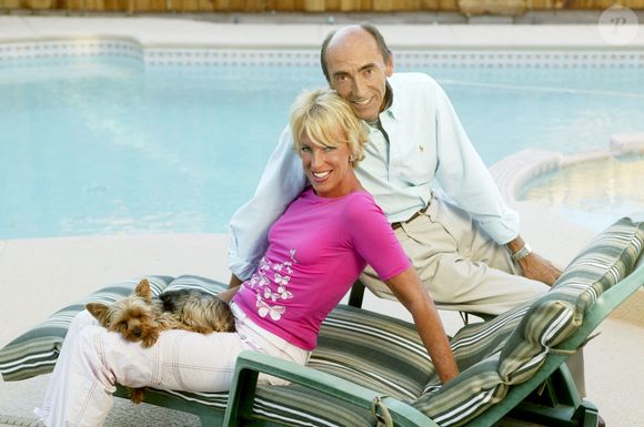 La princesse Marie-Christine de Belgique pose avec son mari Jean-Paul Gourgues dans leur maison de Las Vegas le 29 septembre 2004. La princesse Marie-Christine est le deuxième enfant du roi Léopold III et de sa deuxième épouse Lilian Beals. Elle est la demi