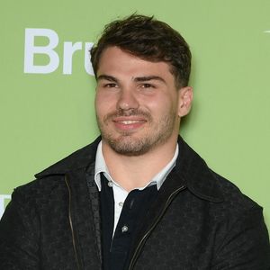 S'il va aussi manquer la tournée d’été de l’équipe de France en Nouvelle-Zélande, le joueur devrait pourtant considérer cette période comme une aubaine selon Dan Carter, légende néo-zélandaise du rugby.

Antoine Dupont - Soirée Nespresso x Brut lors du 78ème Festival de Cannes à La Plage Nespresso. © Lionel Urman/Bestimage