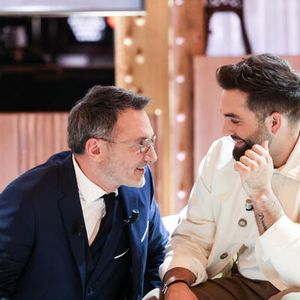 Frédéric Lopez et Kendji Girac sur le plateau de "Retour en terre inconnue" pour les 20 ans de "Rendez-vous en terre inconnue". Le 29 avril 2025 sur France 2.