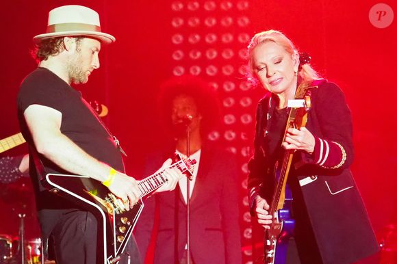 Ils jouent régulièrement ensemble sur scène.
Christopher Stills, fils de Véronique Sanson, s'est marié - Info - Véronique Sanson annonce de nouveaux concerts en raison de sa tumeur - Son fils Christopher Stills - Véronique Sanson en concert pour l'ouverture du festival des Francofolies de La Rochelle. Le 11 juillet 2018.