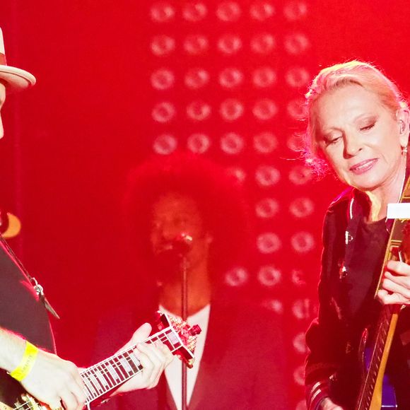 Ils jouent régulièrement ensemble sur scène.
Christopher Stills, fils de Véronique Sanson, s'est marié - Info - Véronique Sanson annonce de nouveaux concerts en raison de sa tumeur - Son fils Christopher Stills - Véronique Sanson en concert pour l'ouverture du festival des Francofolies de La Rochelle. Le 11 juillet 2018.