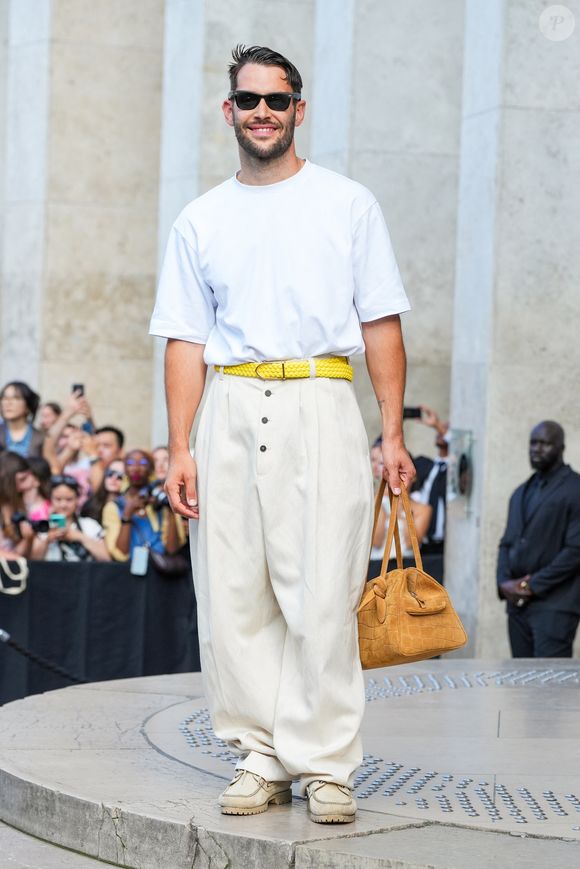 Simon Porte Jacquemus arrivant au défilé de mode Haute-Couture automne-hiver 2024/2025 "Giorgio Armani Privé" lors de la Fashion Week de Paris le 25 juin 2024.

Lucia Sabatelli / Bestimage