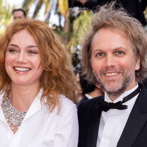 "Après l'effervescence de Los Angeles, il a choisi le calme de la côte normande auprès de son épouse, l'actrice et sculptrice Marine Delterme", écrit la publication. 

Marine Delterme et son mari Florian Zeller - Montée des marches du film « Triangle of Sadness (Sans filtre) » lors du 75ème Festival International du Film de Cannes. Le 21 mai 2022
© Olivier Borde / Bestimage