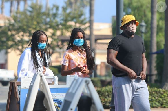 Exclusif - Sean Combs (Puff Daddy, Puffy, Diddy, P. Diddy,) est en virée shopping avec ses filles à Malibu le 19 octobre 2020. (Coleman-Rayner / Bestimage).
