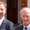 Les membres de la délégation présidentielle, l'animateur de télévision français Stéphane Bern (à gauche) et le médecin français Jean-Louis Etienne (à droite), attendent l'arrivée du président français pour une visite d'État de deux jours au Palais Princier de Monaco. Photo by Ludovic Marin/Pool/ABACAPRESS.COM