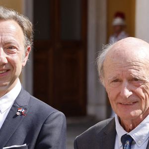Les membres de la délégation présidentielle, l'animateur de télévision français Stéphane Bern (à gauche) et le médecin français Jean-Louis Etienne (à droite), attendent l'arrivée du président français pour une visite d'État de deux jours au Palais Princier de Monaco. Photo by Ludovic Marin/Pool/ABACAPRESS.COM