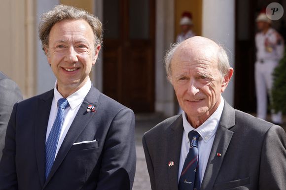 Les membres de la délégation présidentielle, l'animateur de télévision français Stéphane Bern (à gauche) et le médecin français Jean-Louis Etienne (à droite), attendent l'arrivée du président français pour une visite d'État de deux jours au Palais Princier de Monaco. Photo by Ludovic Marin/Pool/ABACAPRESS.COM