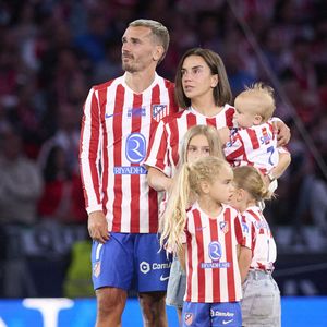 Atletico de Madrid Antoine Griezmann avec sa famille lors de son départ du club en tant que meilleur buteur de l'histoire après un match de Liga. 17 mai 2026. (ALTERPHOTOS/Ropero)