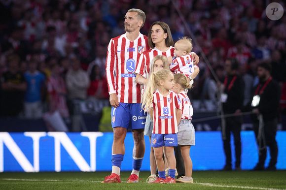 Atletico de Madrid Antoine Griezmann avec sa famille lors de son départ du club en tant que meilleur buteur de l'histoire après un match de Liga. 17 mai 2026. (ALTERPHOTOS/Ropero)