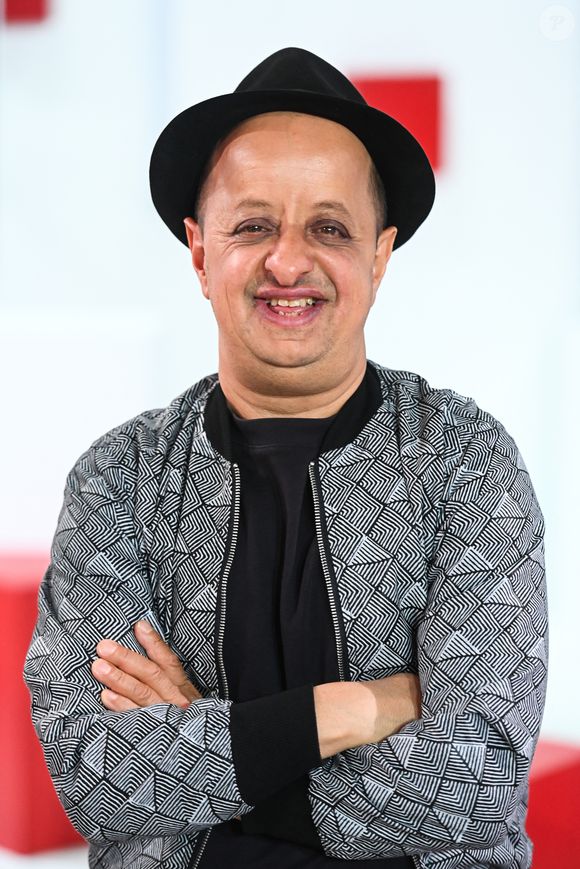 Dans cette fiction, il joue Samir, un homme aidant les familles avec des méthodes peu communes.

Exclusif - Booder - Enregistrement de l'émission Vivement dimanche au studio Rive gauche , presentée par Michel Drucker . Diffusion sur France 3 le 30 novembre 2025. © Guillaume Gaffiot / Bestimage